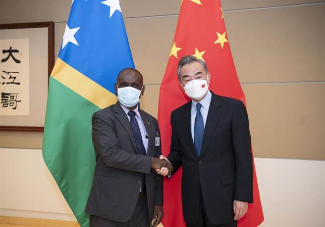 图为中国国务委员兼外长王毅（右）日前会见索罗门群岛外长马内莱。（新华社资料照片）