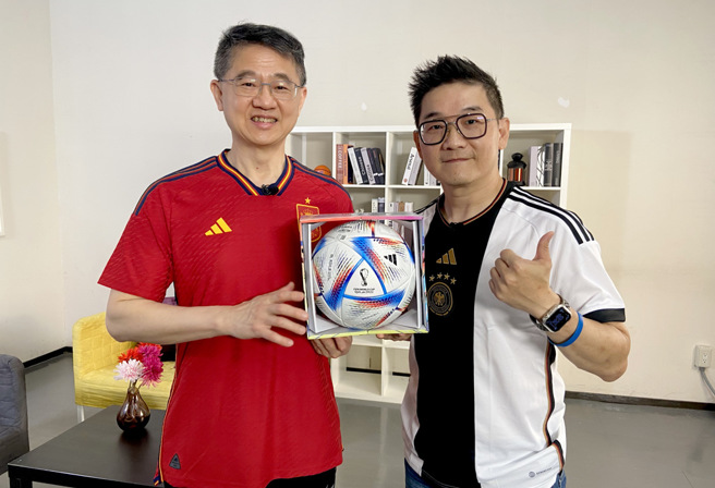 台灣運彩總經理林博泰（左）分享卡達世足賽的投注眉角。（中時新聞網攝）