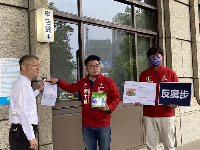 桃園市議員候選人藍士博（中）今天到桃園地檢署提告國民黨桃園市長候選人張善政涉及賄選。（賴佑維攝）