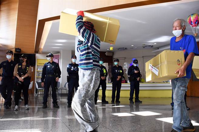 台东县选委会今将离岛选票送达。（庄哲权摄）