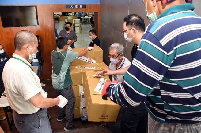 台东县选委会今将离岛选票送达。（庄哲权摄）