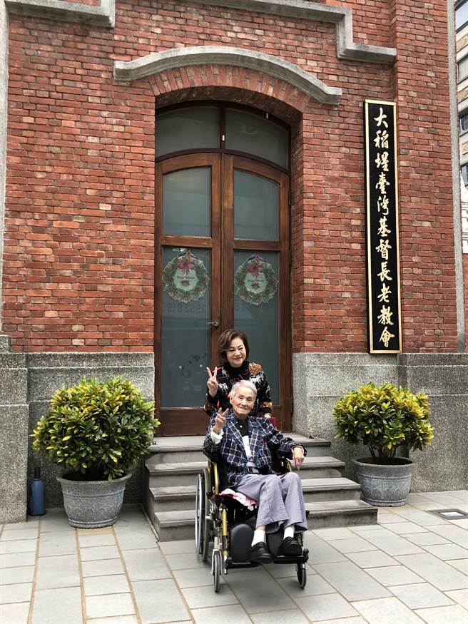 文夏2020年11月5日最后一次拍摄纪录片，与太太文香在台北大稻埕教会。(文姬提供）