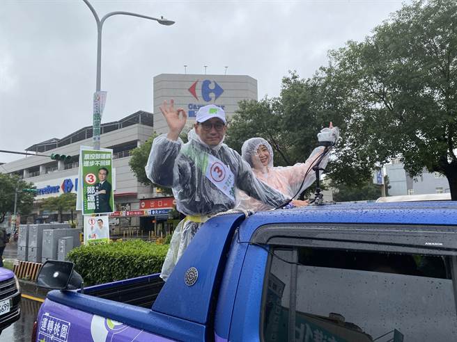 民进党桃园市长候选人郑运鹏（左）今早在中坜与平镇车队扫街，喊出要万箭齐发让市民全面看见。（蔡明亘摄）