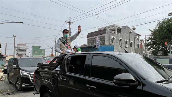 南市長黃偉哲天天起大早掃街拜票。（張毓翎攝）