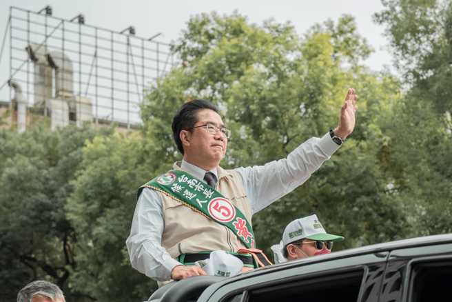 台南市長黃偉哲（圖）車隊掃街。（圖 / 取自黃偉哲臉書）