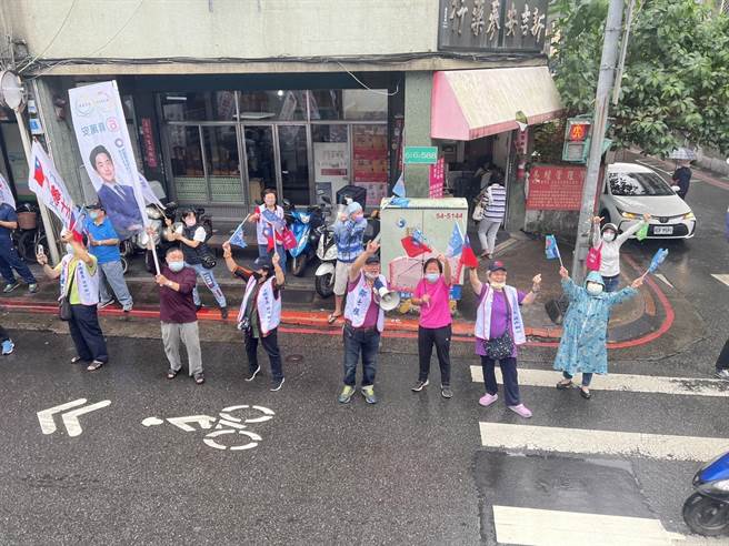 今早虽然下着绵绵细雨，但民眾热情不减，一早就有不少民眾听到蒋万安车队的到来，对着车队挥手比6号。（游念育摄）