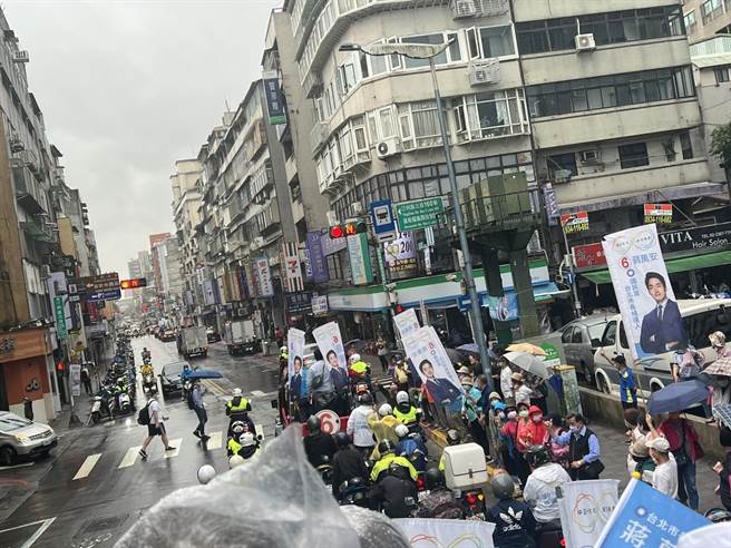 民眾热情想看到蒋万安本人，纷纷高喊冻蒜。（游念育摄）