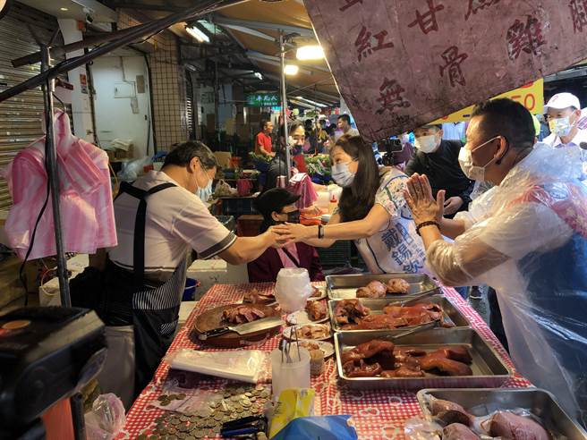 前高雄市长韩国瑜夫人李佳芬23日陪台北市议员戴锡钦赴吴兴市场扫街。（张芷瑜摄）