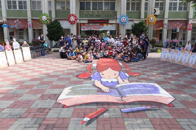 国民党籍屏东县长候选人苏清泉22日参加「用画改变世界—土耳其色盲艺术家法提库屈克（Fatih Kucuk）彩绘台湾读出希望」活动，盼翻转偏乡教育。（苏清泉团队提供／谢佳潾屏东传真）