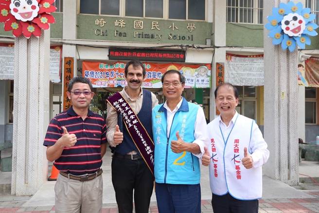 国民党籍屏东县长候选人苏清泉22日参加「用画改变世界—土耳其色盲艺术家法提库屈克（Fatih Kucuk）彩绘台湾读出希望」活动，盼翻转偏乡教育。（苏清泉团队提供／谢佳潾屏东传真）