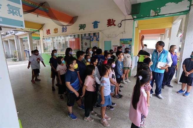 国民党籍屏东县长候选人苏清泉22日参加「用画改变世界—土耳其色盲艺术家法提库屈克（Fatih Kucuk）彩绘台湾读出希望」活动，盼翻转偏乡教育。（苏清泉团队提供／谢佳潾屏东传真）