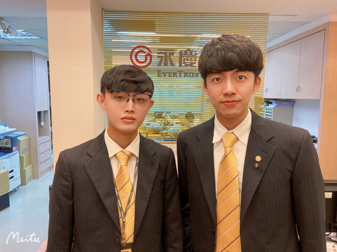 永庆房屋苏竑浩(图左)在师父张忠祖(图右)的带领下，为自己创造百万年薪。（图/ 永庆房屋提供）