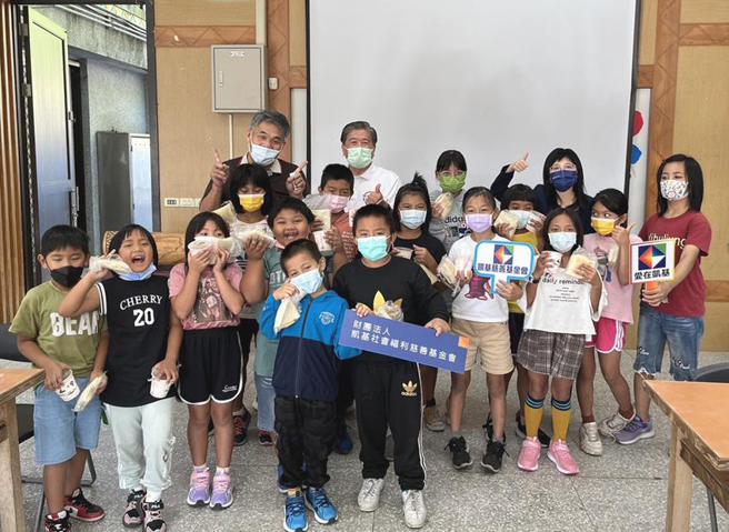 （凱基慈善基金會營養早餐補助計畫，執行長曾錦隆(後排左二)實地走訪偏鄉小學關心弱勢學童。圖／凱基證券提供）