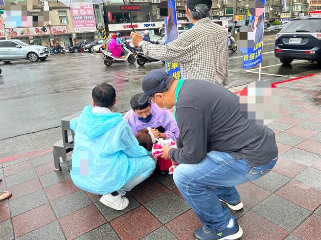 救護人員趕赴現場，將受傷的議員候選人包紮送醫。（翻攝畫面）