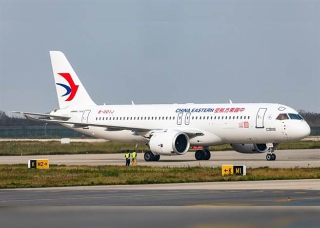 圖為換上中國東方航空塗裝的C919客機。（摘自香港東網）