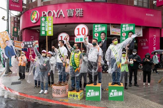 民進黨新北市長候選人林佳龍至新莊區的路口，向一早出門上班上學的市民請託拜票。（林佳龍競選辦公室提供）