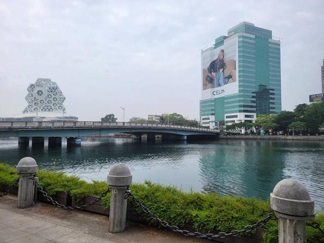 （位于高雄爱河畔的大元国际大楼(右)今年底确定重启招商，图左建物为高雄流行音乐中心。图／顏瑞田）