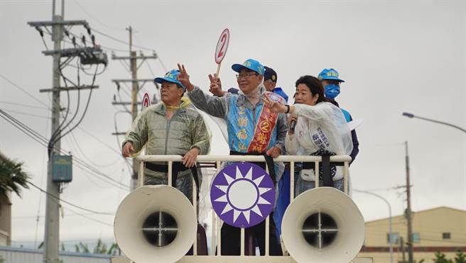 國民黨苗栗縣長候選人謝福弘23日前往通霄、苑裡地區掃街拜票。（謝福弘競選團隊提供／李京昇苗栗傳真）