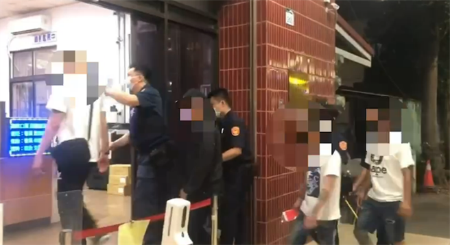 警方将杨姓男子及3友人带回侦办。（翻摄照片／高雄洪靖宜传真）
