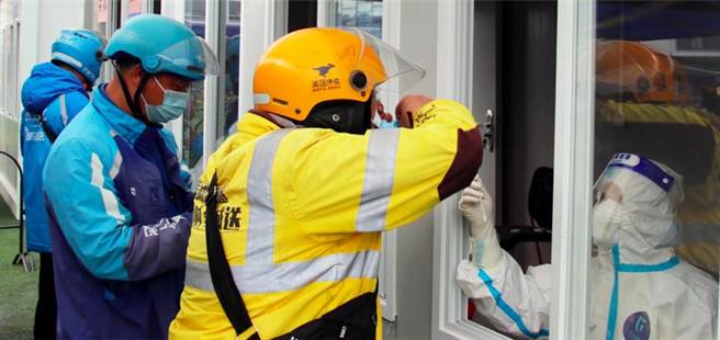 北京小区封控无家可归，外卖骑手街头流浪3日。（观察者网）