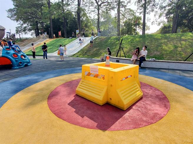 斗六膨鼠森林公園的旋轉塔被某科大8名學生刻意搖晃搖到壞掉，已經整座拆回修復，兩個月後才能裝回。（周麗蘭攝）