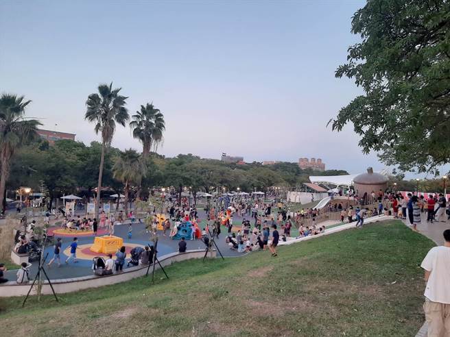 斗六膨鼠森林公園每到周末都是滿滿人潮，圖左就是旋轉塔的位置。（周麗蘭攝）