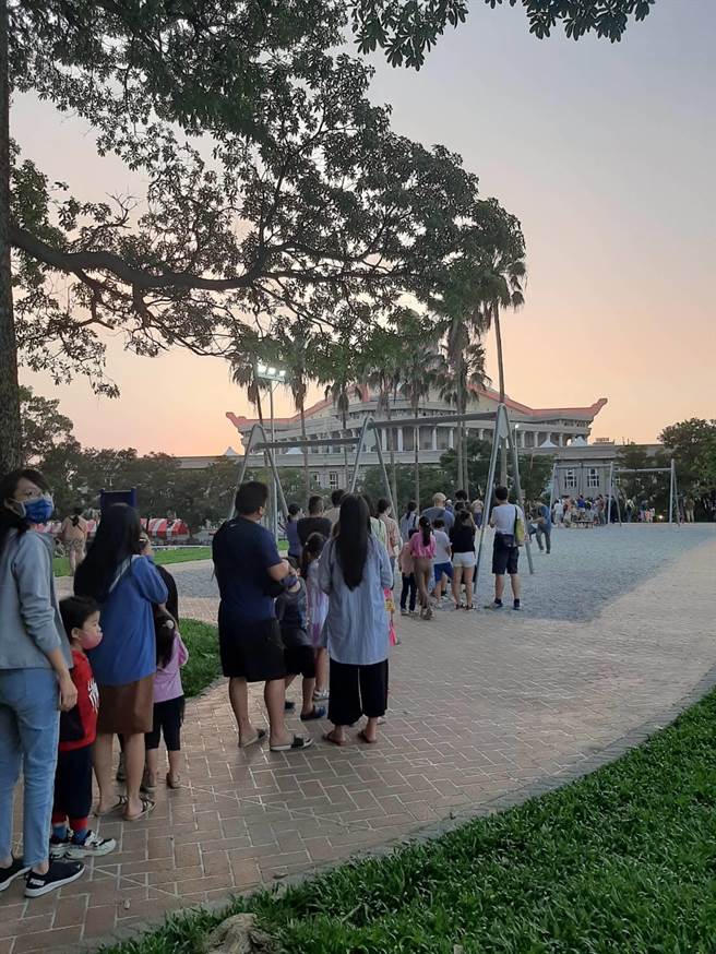 家長帶著小朋友耐心排隊玩滑索。（周麗蘭攝）