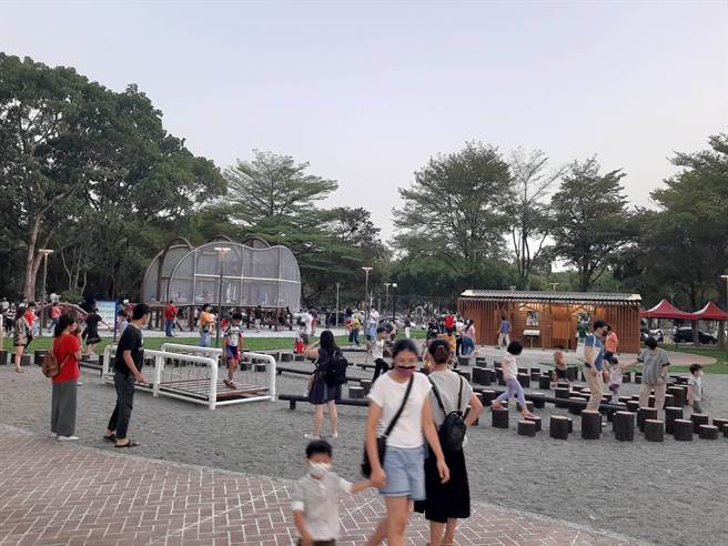 金瓜鼠樂園的踏樁與攀爬網。（周麗蘭攝）