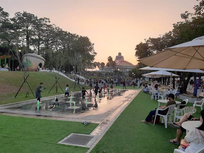 今年天氣熱，膨鼠森林公園的戲水池續開放中。（周麗蘭攝）
