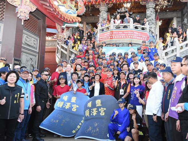 世锦三铁冠军明星伊登将于12月4日再度来访彰化，一连二天，拜访顺泽宫等其他彰化知名景点，进行还愿之旅，县府也再度邀请伊登担任观光大使。（彰化县政府提供／吴敏菁彰化传真）