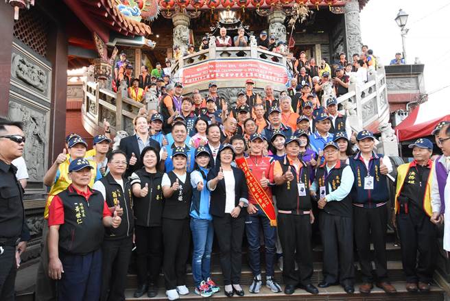 世锦三铁冠军明星伊登将于12月4日再度来访彰化，一连二天，拜访顺泽宫等其他彰化知名景点，进行还愿之旅，县府也再度邀请伊登担任观光大使。（彰化县政府提供／吴敏菁彰化传真）