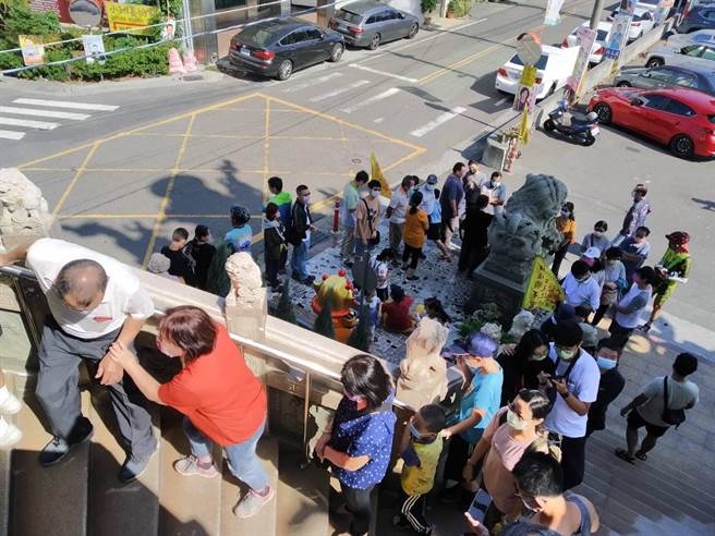 伊登戴神帽一再创下冠军传奇纪录，让顺泽宫天天红不退，吸引各地前来领帽大排长龙。（埔盐顺泽宫提供／吴敏菁彰化传真）　