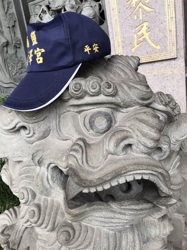 伊登戴神帽一再创下冠军传奇纪录，让顺泽宫天天红不退，吸引各地前来领帽大排长龙。（埔盐顺泽宫提供／吴敏菁彰化传真）