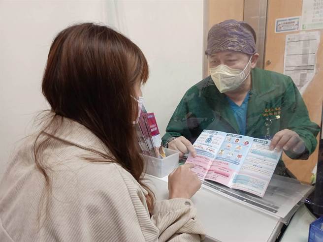 戴元基(右)强调，麻醉用药的剂量与疼痛控制计画，都需要依据病患的疾病、体质、生活方式与各种生理数据变化进行调整。(童医院提供)