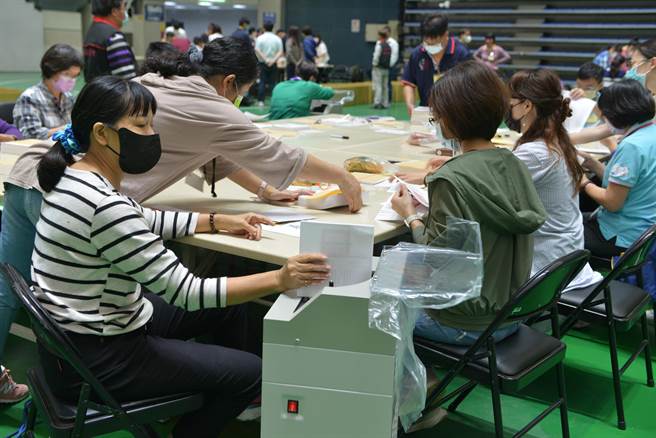 苗栗縣選委會23、24日在苗栗巨蛋體育館點領選票。（李京昇攝）