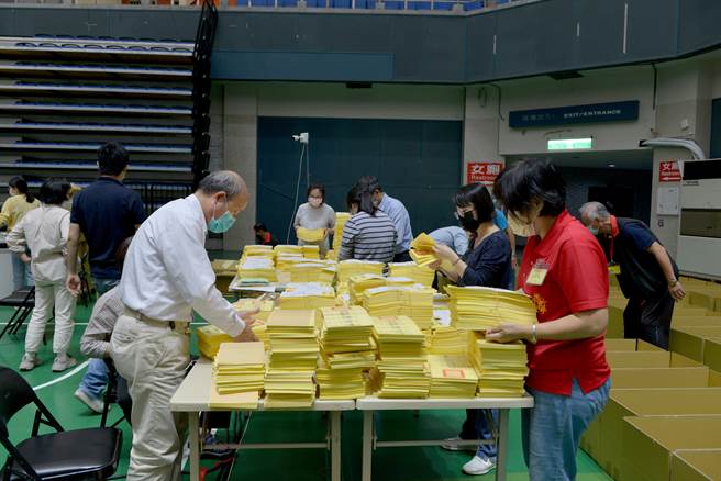 苗栗縣地方公職選舉計有9種選舉票。（李京昇攝）