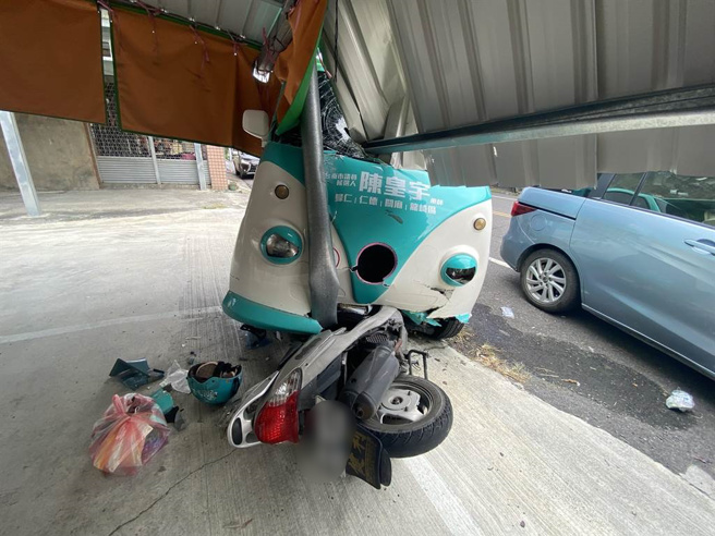 宣傳車與機車發生擦撞，造成騎機車的婦人不幸身亡。（曹婷婷攝）