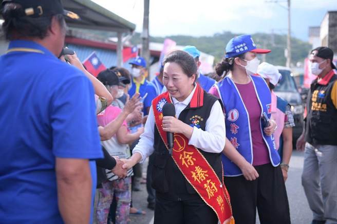 面對花蓮農業政見，拚連任的國民黨花蓮縣長徐榛蔚允諾，連任後將繼續輔導農友，提升在地農產質量與銷量，朝打造全國有機首都邁進。（國民黨花蓮縣黨部提供／羅亦晽花蓮傳真）