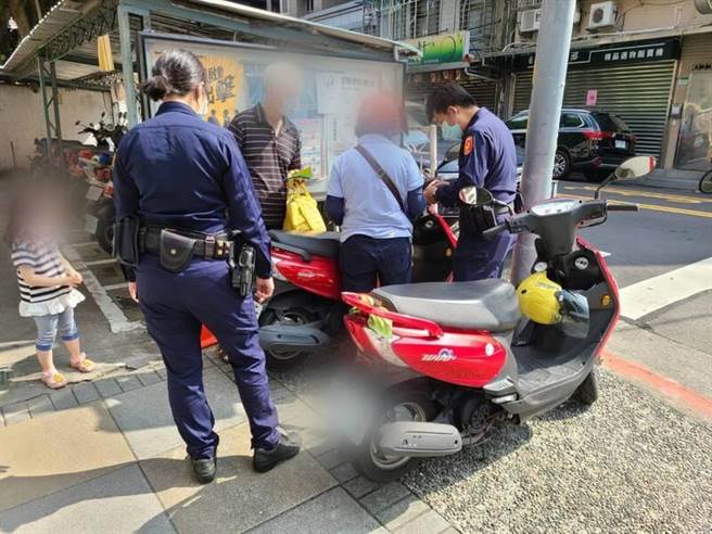 罗妇将同款同色的机车牵回家，挨告窃盗。（警方提供）