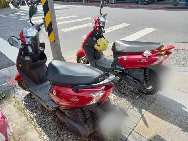 两人骑乘同款同色的机车。（警方提供）