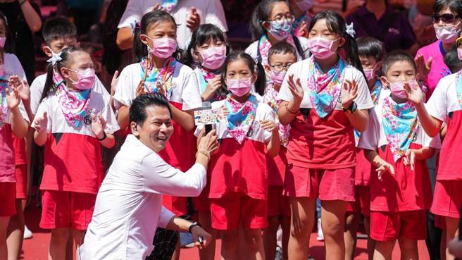 新北市政府客家局今在市政会议报告，展现推行客家政策四年成果，补助学校、社团开办客家课程外，也鼓励大专校院生创作客家文化创作，未来四年将再建5座哈客馆。（新北市客家局提供）