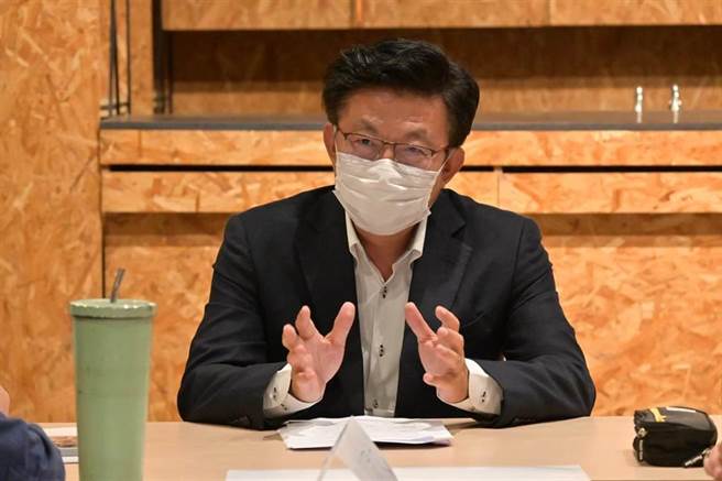 郭國文說，柯文哲慣用體制內資源，擴展民眾黨的政治實力，這種寄生手法大家都看得非常清楚。（取自郭國文臉書）