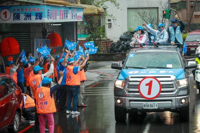 国民党副主席连胜文23日力挺同党桃园市长候选人张善政，大讚张人气爆棚，讽刺根本不知道扫街的区域就是对手郑运鹏的本命选区。(蔡依珍摄)