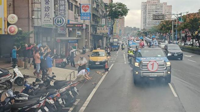 国民党副主席连胜文23日力挺同党桃园市长候选人张善政，大讚张人气爆棚，讽刺根本不知道扫街的区域就是对手郑运鹏的本命选区。(蔡依珍摄)