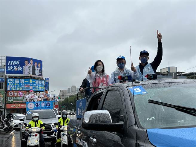 国民党副主席连胜文23日力挺同党桃园市长候选人张善政，大讚张人气爆棚，讽刺根本不知道扫街的区域就是对手郑运鹏的本命选区。(蔡依珍摄)
