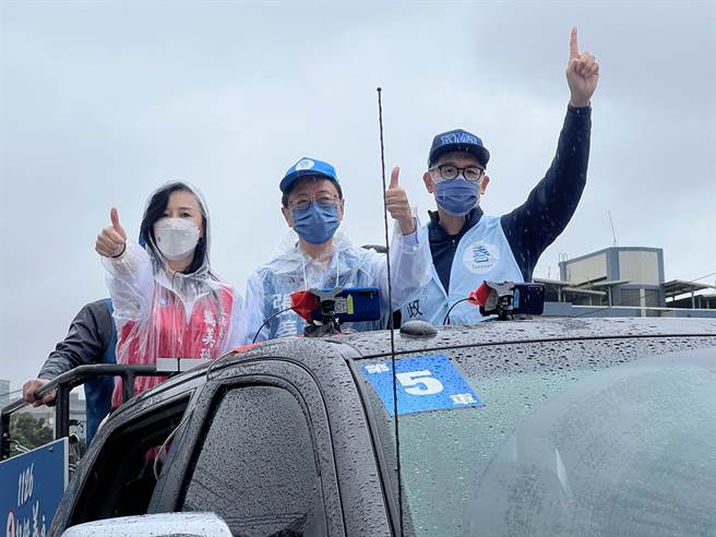 国民党副主席连胜文23日力挺同党桃园市长候选人张善政，大讚张人气爆棚，讽刺根本不知道扫街的区域就是对手郑运鹏的本命选区。(蔡依珍摄)