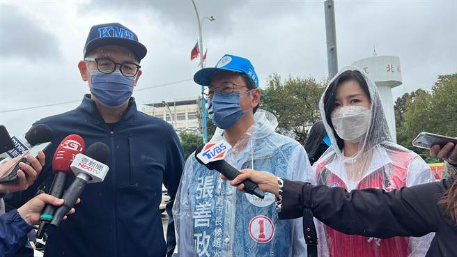 国民党副主席连胜文23日力挺同党桃园市长候选人张善政，大讚张人气爆棚，讽刺根本不知道扫街的区域就是对手郑运鹏的本命选区。(蔡依珍摄)