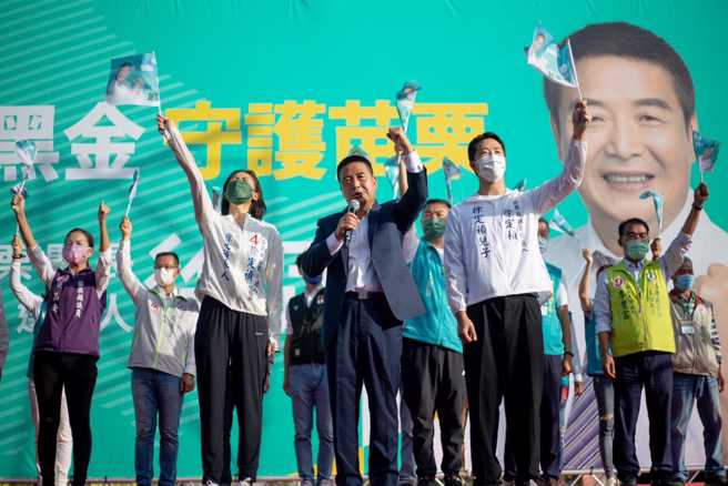 民进党苗栗县长候选人徐定祯（中）将在明晚举办万人团结之夜。（图 / 取自徐定祯脸书）