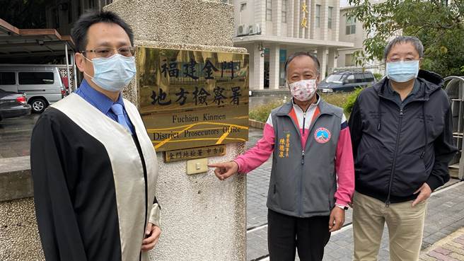 金门颍川堂陈氏宗亲会今(23)日上午由理事长陈进源(右)与荣誉理事长陈聪泉(中)在律师陪同下前往地检署，控告杨镇浯竞选总部执行长石兆珉与发言人陈向鑫2人加重诽谤与诬告罪(于家麒摄)