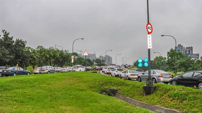 国道1号竹北交流道下雨天时，往新竹方向车流常动弹不得，县府投入2800万元的智慧交控系统将在29日上路。（罗浚滨摄）